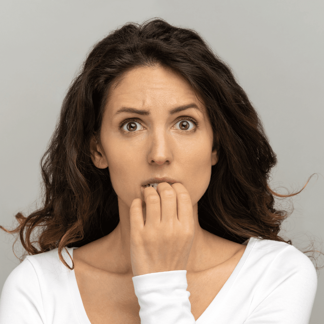 Frau wirkt besorgt und nachdenklich.